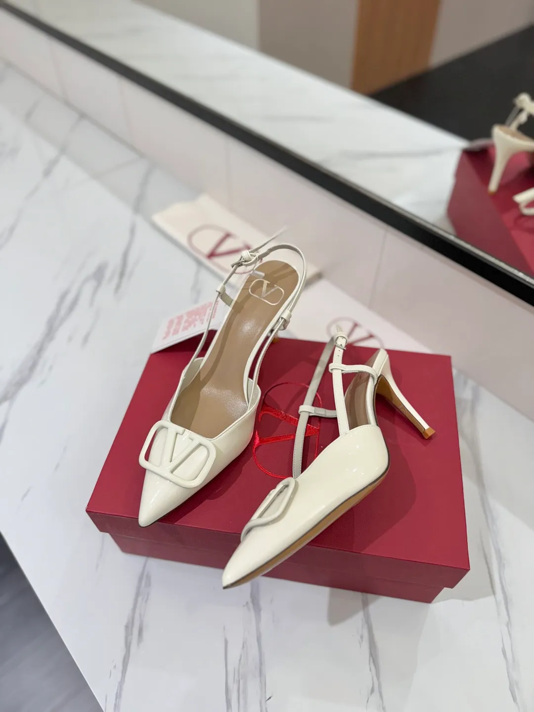 💕💕Factory direct selling price p520💕💕 Valentino launches a new series of sandals, sandals with pointed toe V-buckle sandals. The upper part of the foot is very pedicure-like. The key point is that it is very good and easy to control. It does not grind or tire your feet. It is a walking artifact! Metal VLOGO diamond buckle elements, full of high-end sense! It became sweet instantly.  The avant-garde VLOGO SIGNATURE shoe series interprets VALENTINO GARAVANI's candid attitude. Valentino Garavani V logo back hollow sandals with VLogo Signature decoration, platinum tone VLogo Signature decoration! Upper: imported patent leather Lining: imported goatskin Outsole: Italian leather outsole Heel height: 8cm Size: 35-39 (34-40-41-42 customized size)